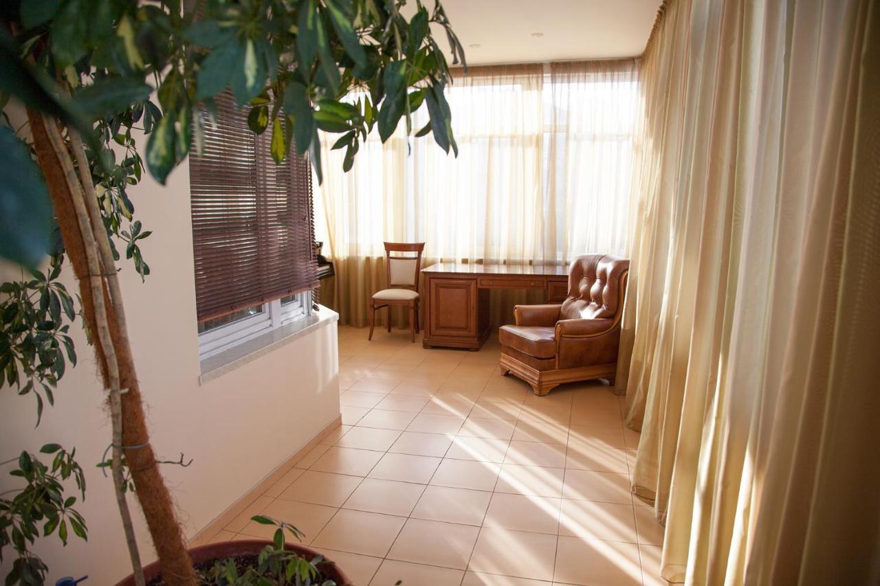 Two Bedroom Apartment With Balcony Kyiv Exterior foto