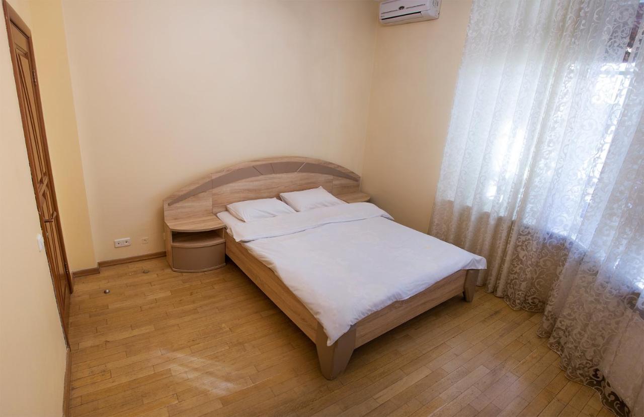 Two Bedroom Apartment With Balcony Kyiv Exterior foto