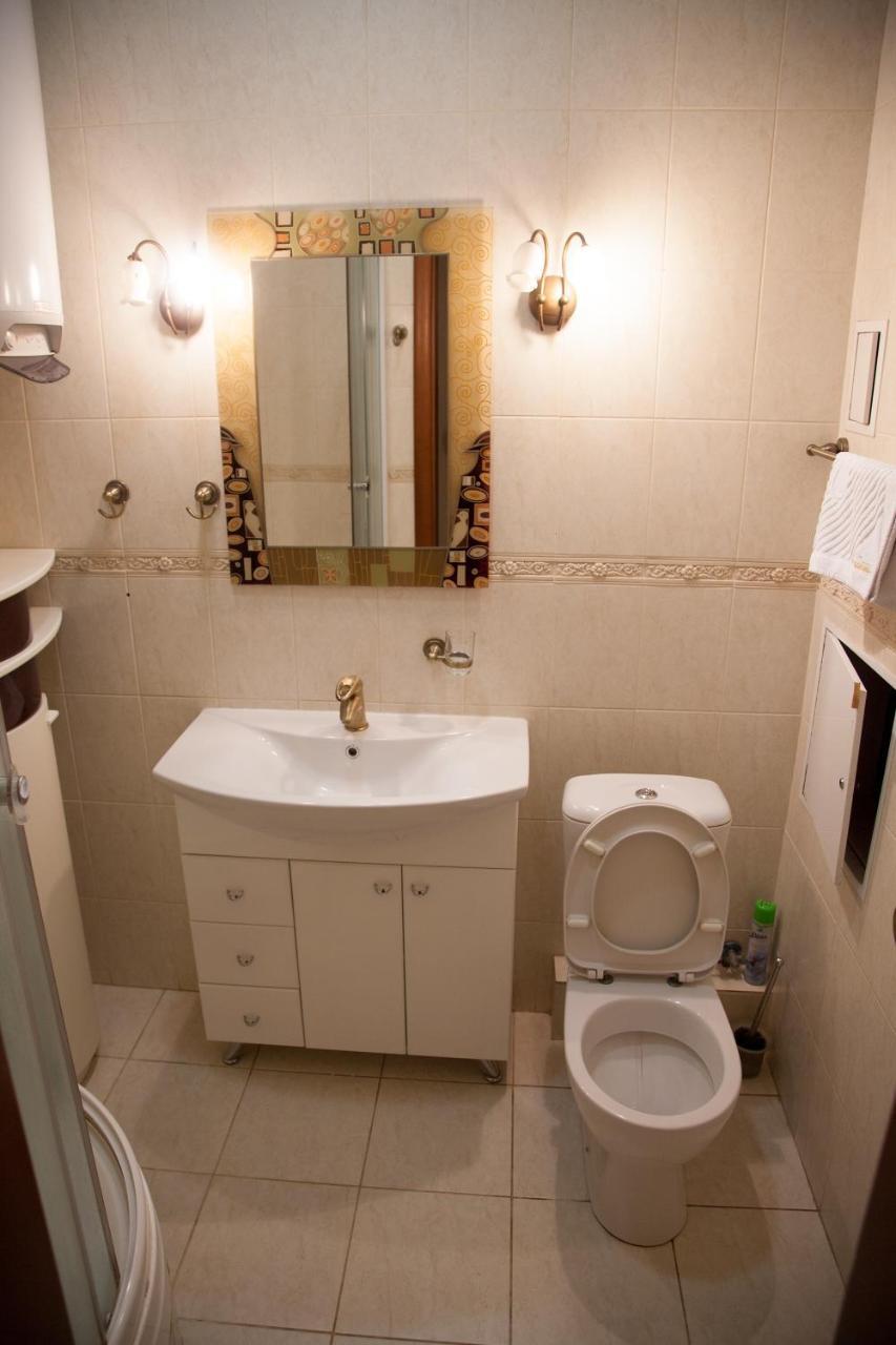Two Bedroom Apartment With Balcony Kyiv Exterior foto